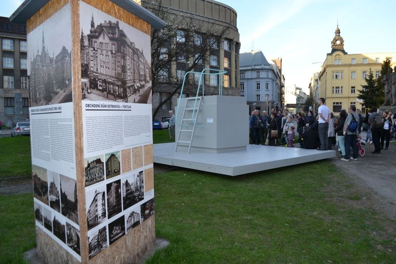 Historické fotografie představují Německý dům, po kterém zůstala proluka, a slavný obchdní dům Ostravica-Textilia. Historické fotografie představují Německý dům, po kterém zůstala proluka, a slavný obchdní dům Ostravica-Textilia.