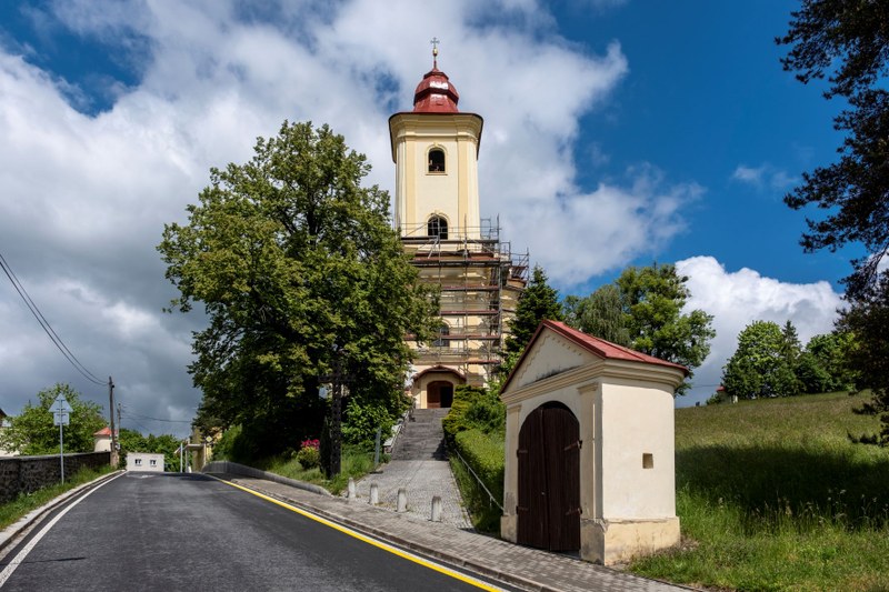 Kostel svatého Jakuba Staršího v Plesné. Foto: Adolf Horsinka