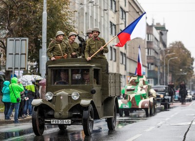 Oslavy 100 let od vzniku republiky zahájil historický průvod. Foto: Jiří Zerzoň