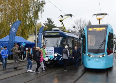 Se starou tramvají ČKD K2 se přišly rozloučit desítky lidí. Foto: René Stejskal 