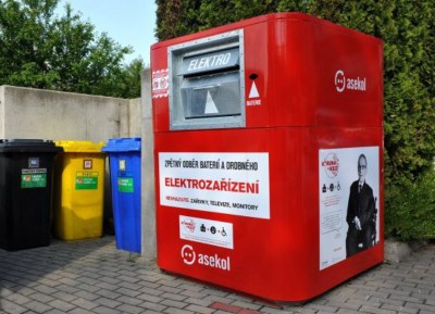 Červený kontejner na odběr drobného elektra. Foto: Asekol