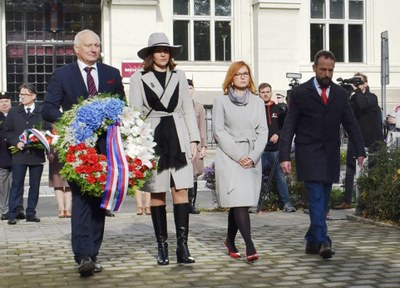 Věnec k památníku v Husově sadu položili představitelé Ostravy. Zprava: primátor Tomáš Macura, náměstci Zuzana Bajgarová, Andrea Hoffmannová a Zbyněk Pražák. Foto: René Stejskal