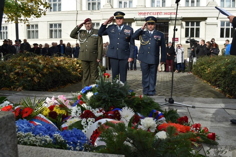 Kytici položili k památníku také zástupci armády.   