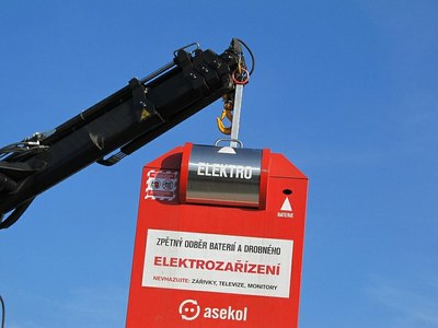 Červený kontejner pro sběr elektroodpadu. Snímek archiv MMO.