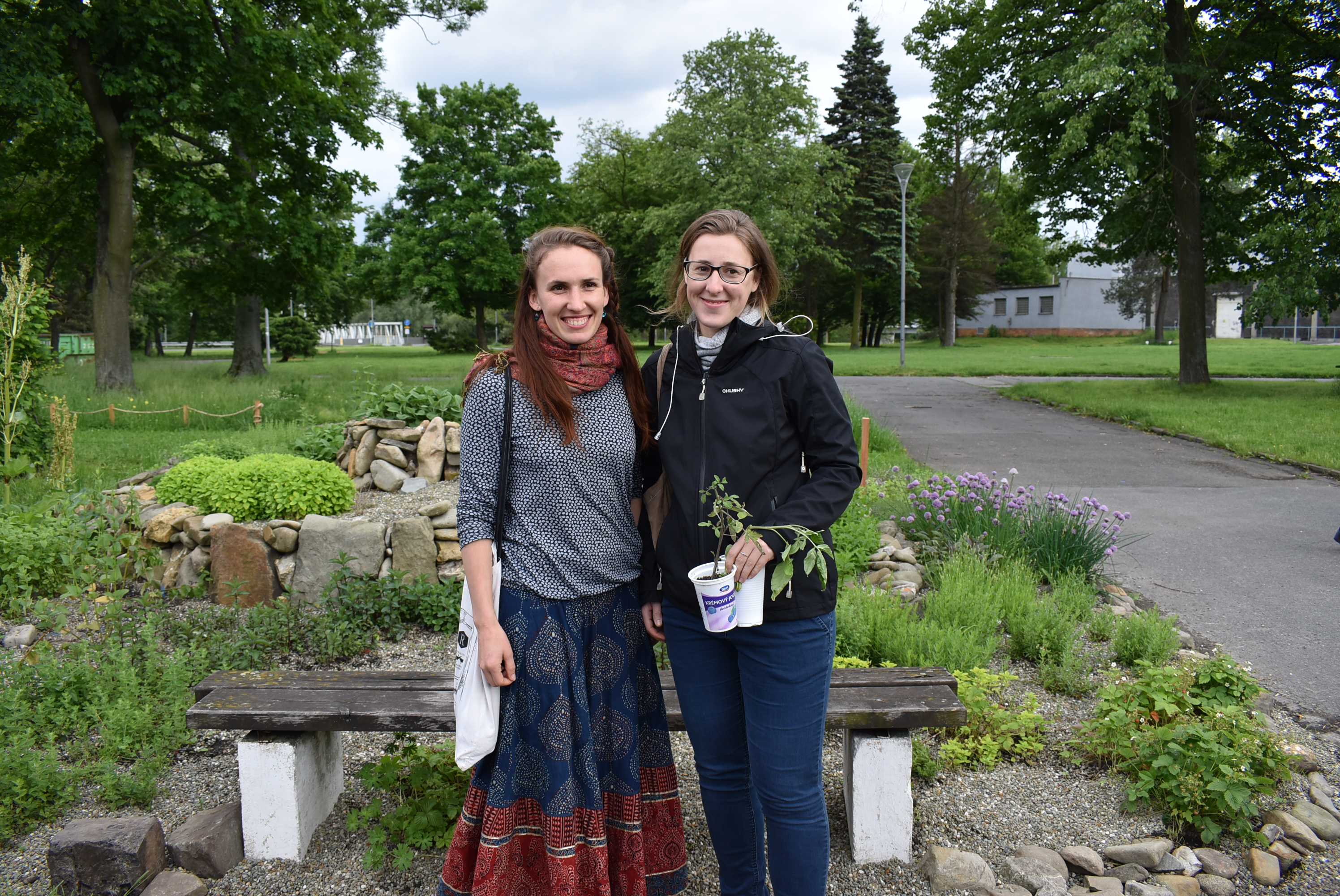 Zuzana Vinklárková (vlevo), která měla na starost projekt Komunitního parku Tržnice, společně se zahradní architektkou Radkou Matuszkovou. Foto: Hana Oborilová