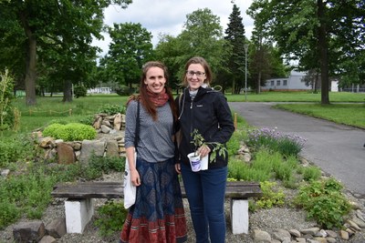 Zuzana Vinklárková (vlevo), která měla na starost projekt Komunitního parku Tržnice, společně se zahradní architektkou Radkou Matuszkovou. Foto: Hana Oborilová