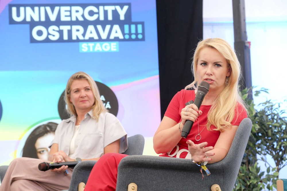 Náměstkyně primátora Lucie Baránková Vilamová na diskusní stage UniverCity Ostrava!!! během festivalu Colours of Ostrava. Foto: COO