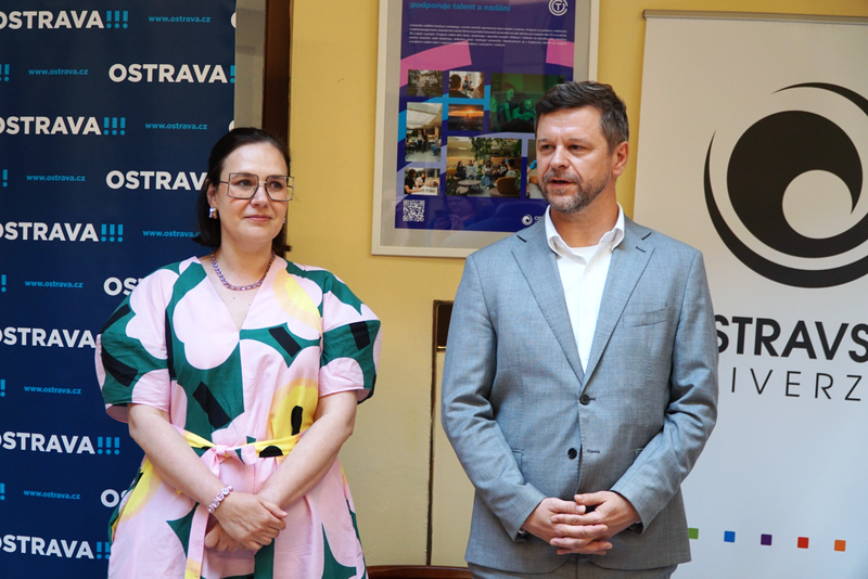 Ostravská radní a poslankyně Parlamentu České republiky Andrea Hoffmannová spolu s rektorem Ostravské univerzity Petrem Kopeckým zahajují výstavu Ostravo, uč!!!