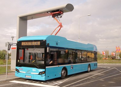 Elektrobus v ultrarychlé dobíjecí stanici. Foto: DPO