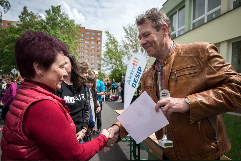 Vedoucí odboru dopravy Břetislav Glumbík předává výhercům pohár.