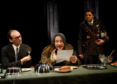 Záběr z hry Slyšení Komorní scény Aréna. Zleva: Marek Cisovský, Josef Kaluža a Albert Čuba. Foto: archiv KSA 