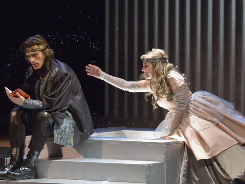 Thomas Weihappel a Jana Sibera v opeře Hamlet. Foto: NDM – Martin Popelář Thomas Weihappel a Jana Sibera v opeře Hamlet. Foto: NDM – Martin Popelář