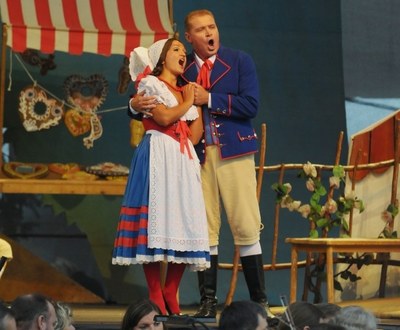 Loni se představilo divadlo také Prodanou nevěstou