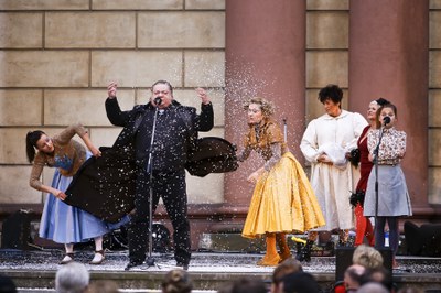 Popisek otvírací foto: Norbert Lichý a herci Divadla Petra Bezruče v pořadu Jdeme za vámi. Foto: J. Zerzoň
