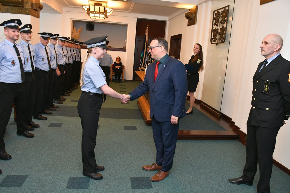 Primátor Jan Dohnal přijímá slib strážníků.