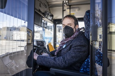 Primátor Tomáš Macura vypíná poslední ostravský dieselový autobus. Foto: Jiří Zerzoň