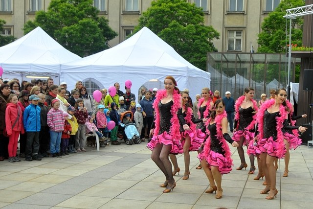 Taneční vystoupení na Prokešově náměstí.