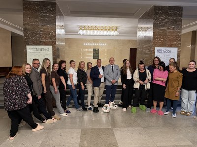K tzv. Papučovému dni se kromě magistrátních zaměstnanců připojili také ostravský primátor Jan Dohnal a jeho náměstek Zbyněk Pražák (oba uprostřed). Foto: MMO
