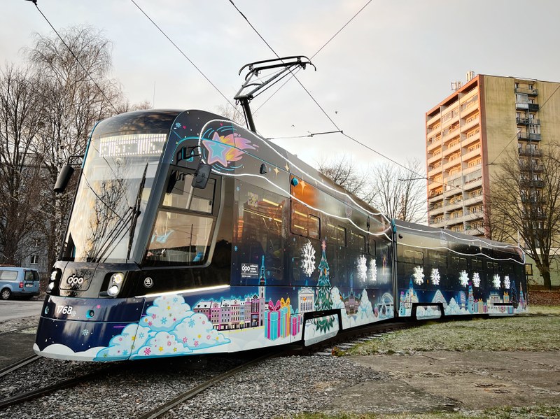 Ostravská vánoční tramvaj září v ulicích