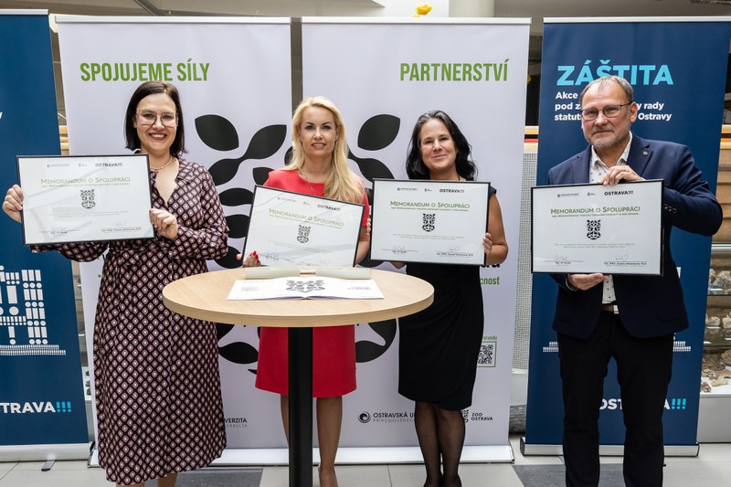 Slavnostního podpisu memoranda se zúčastnili (zleva) ostravská radní Andrwa Hoffmannová, náměstkyně primátora Lucie Baránková Vilamová, děkanka PFOU Zuzana Václavíková a ředitel Zoo Ostrava Jiří Novák. Foto: Jiří Zerzoň