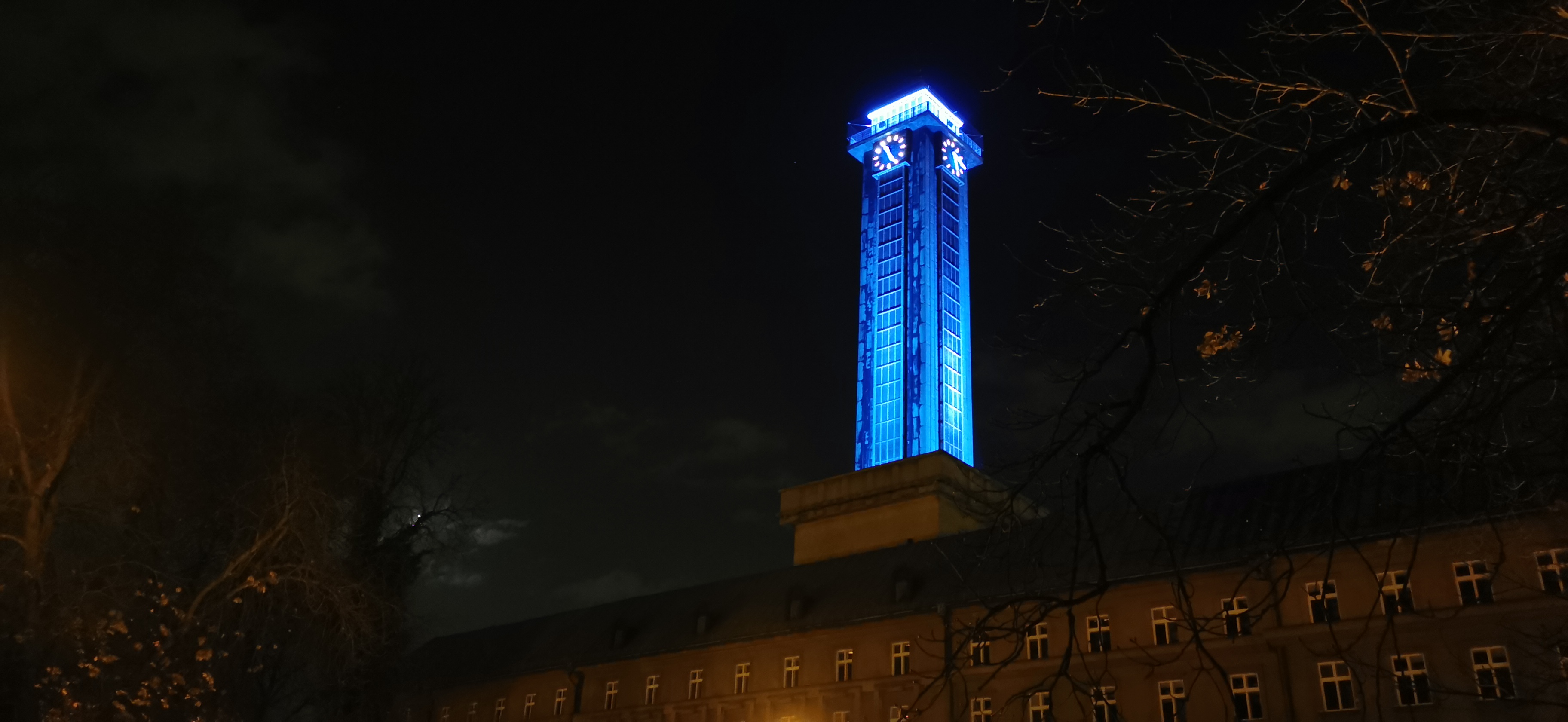 Věž Nové radnice v modrém. Foto:MMO