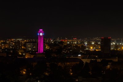Růžově nasvícená radniční věž. FOTO: Jiří Zerzoň