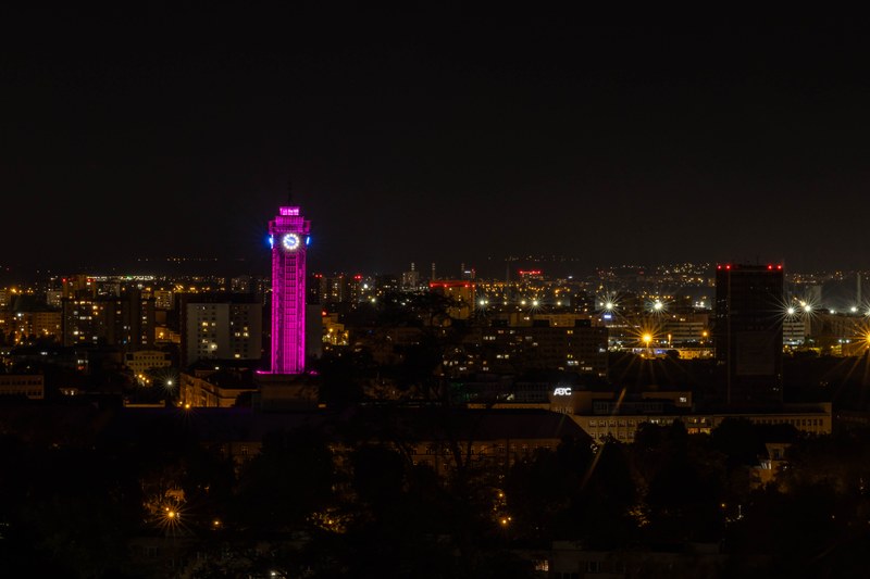 Růžově nasvícená radniční věž. FOTO: Jiří Zerzoň
