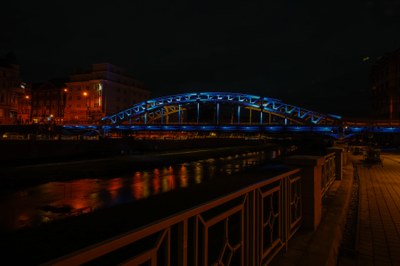 Modře nasvícený most Miloše Sýkory. Foto: Jiří Zerzoň