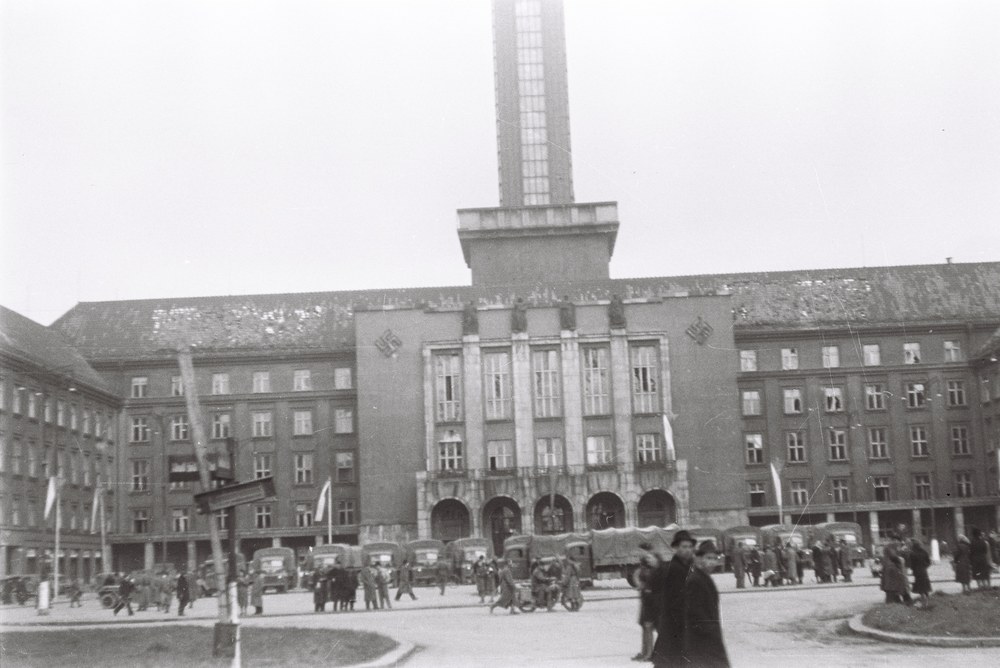 Nová radnice v přelomovém roce 1945. Snímek vznikl bezprostředně po osvobození, jak dokazují ještě neodstraněné symboly nacistického Německa. Foto: AMO