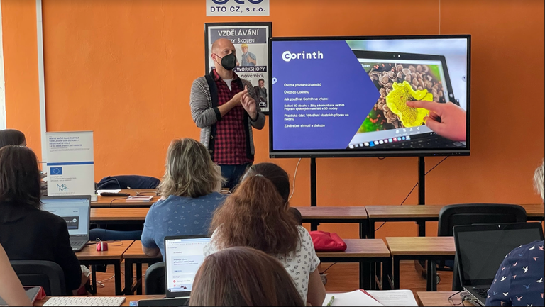 Práce s interaktivním 3D výukovým softwarem Corinth. Foto: MMO