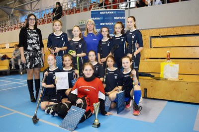 Náměstkyně primátora Andrea Hoffmannová s týmem florbalu. Foto: René Stejskal