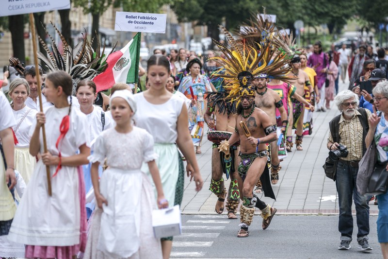 Krojovaný průvod z Alšova náměstí. Foto: Adolf Horsinka.