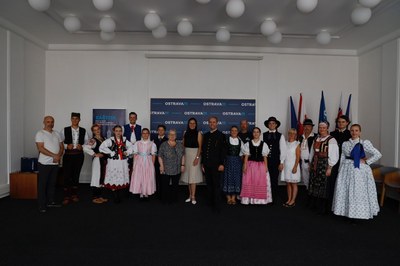 Náměstkyně primátora Andrea Hoffmannová se členy folklorních souborů. Foto: Jiří Zerzoň