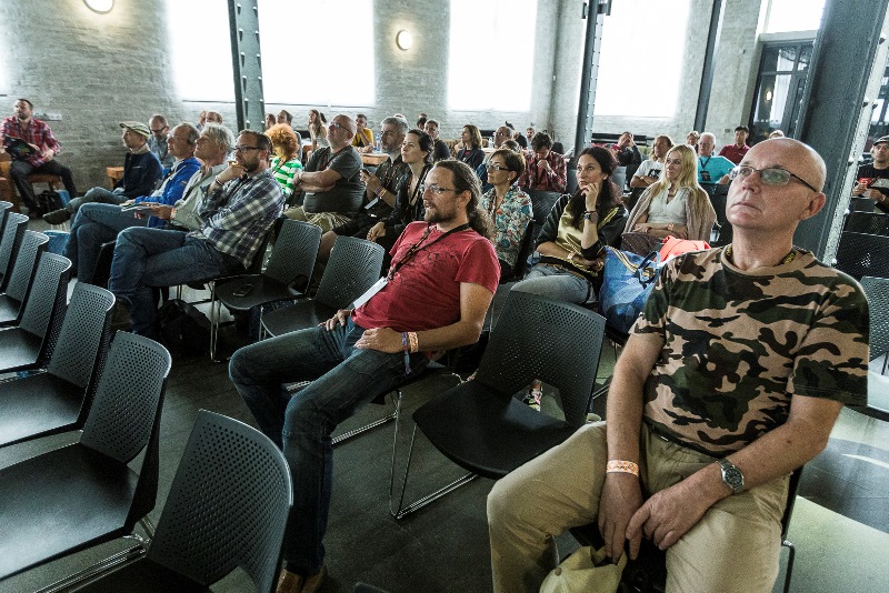 Účastníci hudební konference Crossroads.