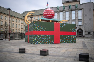 Instalace „Velký dar - úhel pohledu" podle návrhu Eriky Bornové před Novou radnicí. Foto: Lukáš Kaboň