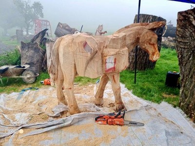 Betlémový oslík už má hrubou podobu. Foto. Ostravské Vánoce