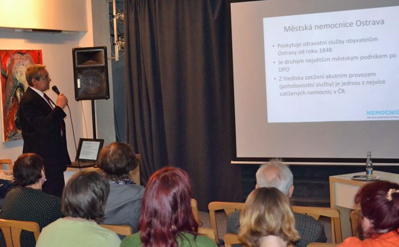 Ředitel MNO T. Nykel při besedě