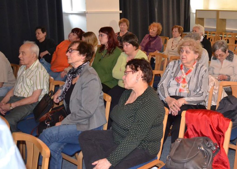 Účastníci besedy v klubu Atlantik