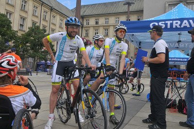 Ostravský tým v čele s primátorem T. Macurou na startu časovky. Snímky J. Urban
