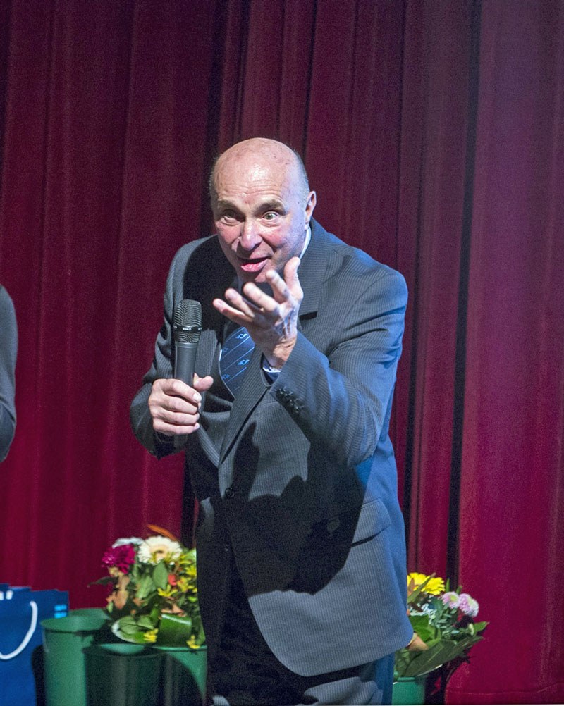 A. Šimela nezapře herecké geny