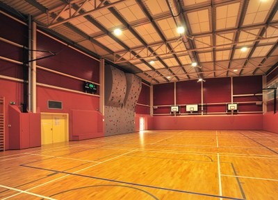 Interiér nové tělocvičny v Petřkovicích. Foto: Petr Sikula