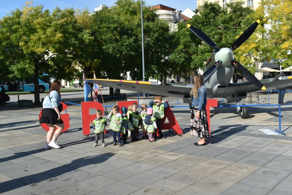 Legendární Supermarine Spitfire lákal malé i velké Legendární Supermarine Spitfire lákal malé i velké