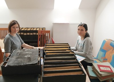 Stanislava Hrušková a Tereza Vrablová při vytváření soupisu pramenů uložených v Divadle Petra Bezruče. Foto: NDM