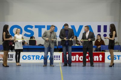 Náměstek primátora Martin Štěpánek (uprostřed) při otevření florbalové haly. Foto: J. Zerzoň
