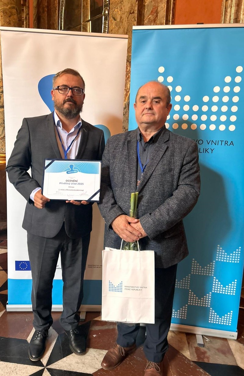 Vedoucí magistrátních odborů (zleva) Michal Bayer a Dalibor Mozdřeň převzali ocenění Foto: MMO