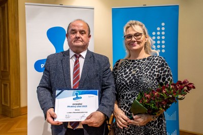 Cenu za MMO převzali vedoucí odboru vnitřních věcí Marcela Trojáková a vedoucí odboru dopravně správních činností Dalibor Mozdřeň. Foto: MMO