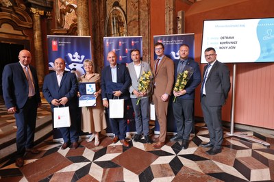 Zástupci statutárního města Ostravy si převzali ocenění v soutěži Přívětivý úřad. Foto: MVČR