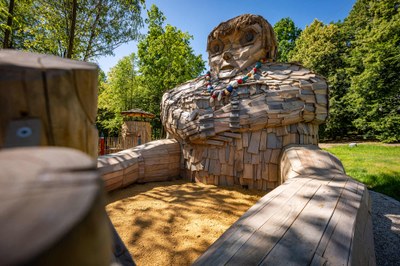 Mezi atrakcemi malebného Parku nad rybníkem přibyla dřevěná obryně. Foto: Lukáš Kaboň
