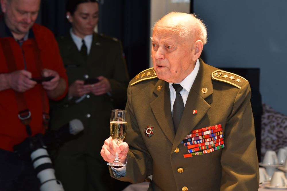 Válečný veterán Jan Ihnatík oslavil 103 let. Foto: KVO AČR