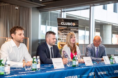 Z tiskové konference po podpisu. Foto: Vladimír Pryček